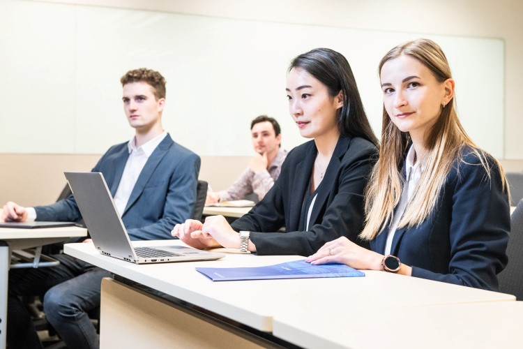 Business 1_210409_tpg_student_0207_web